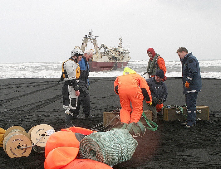 Frækið björgunarafrek, mars 2004: Kristján Vilhelmsson í Meðallandsfjöru ásamt vösku liði björgunarfólks við að koma Baldvin Þorsteinssyni EA 10 af standstað.