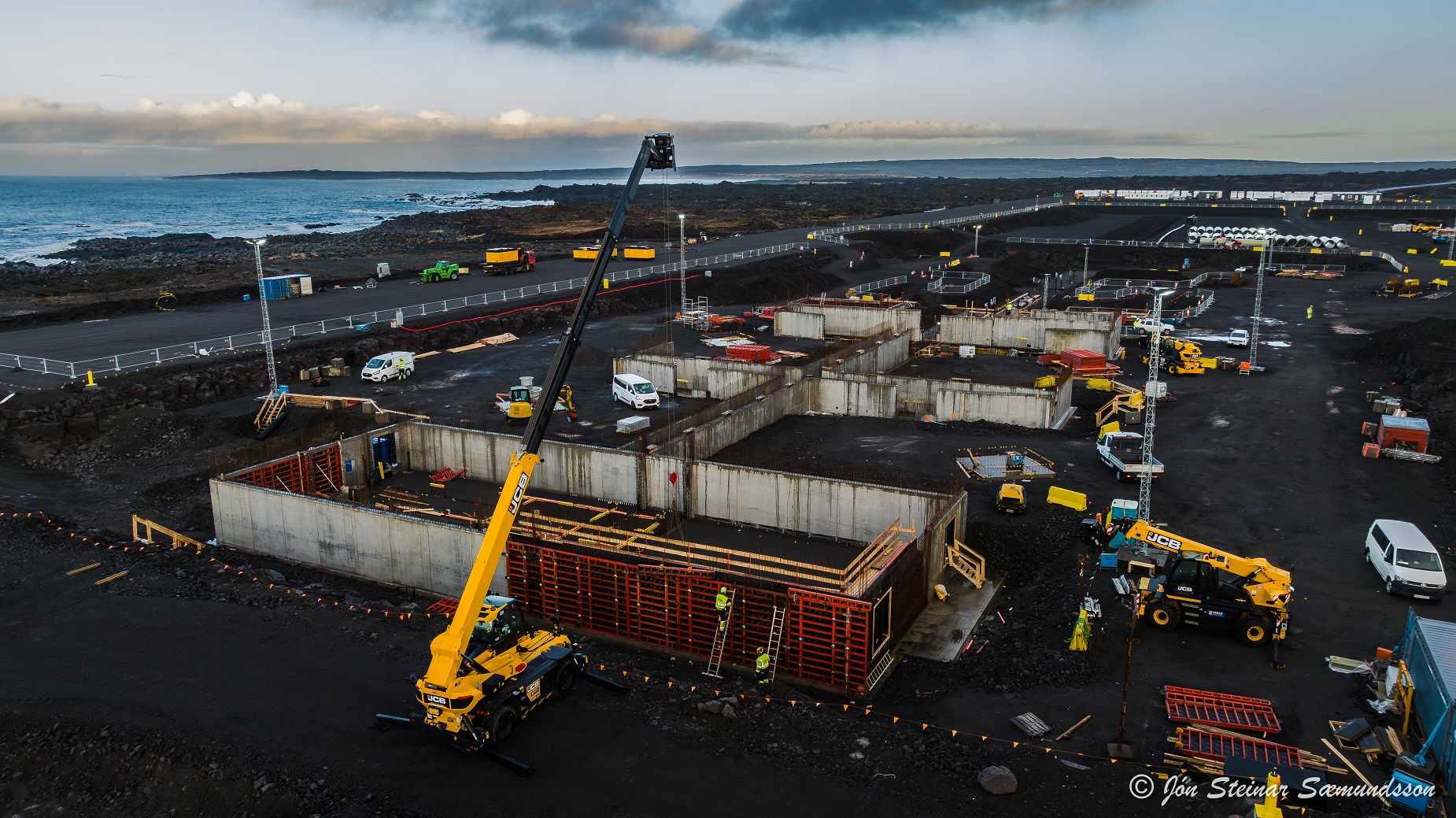 Stórvirkar vinnuvélar eru áberandi á athafnasvæði Samherja fiskeldis ehf. á Reykjanesi / mynd: Jón Steinar Sæmundsson.
