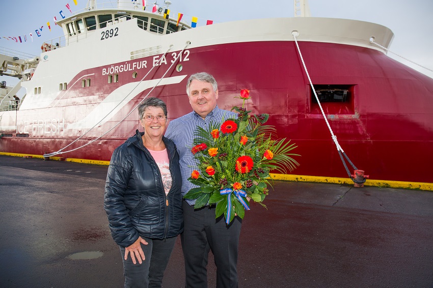 Nýsmíði: Björgúlfur EA 312 kemur til heimahafnar, Dalvíkur í júní 2017. Hjónin Kolbrún Ingólfsdóttir og Kristján Vilhelmsson voru meðal fjölmargra er fögnuðu komu skipsins.